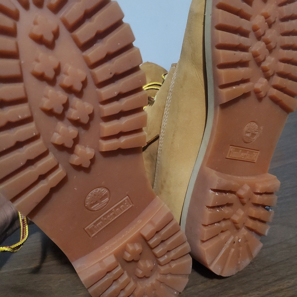 Timberland tan classic boots size 7 for boy, 8.5 for woman - Picture 2 of 10